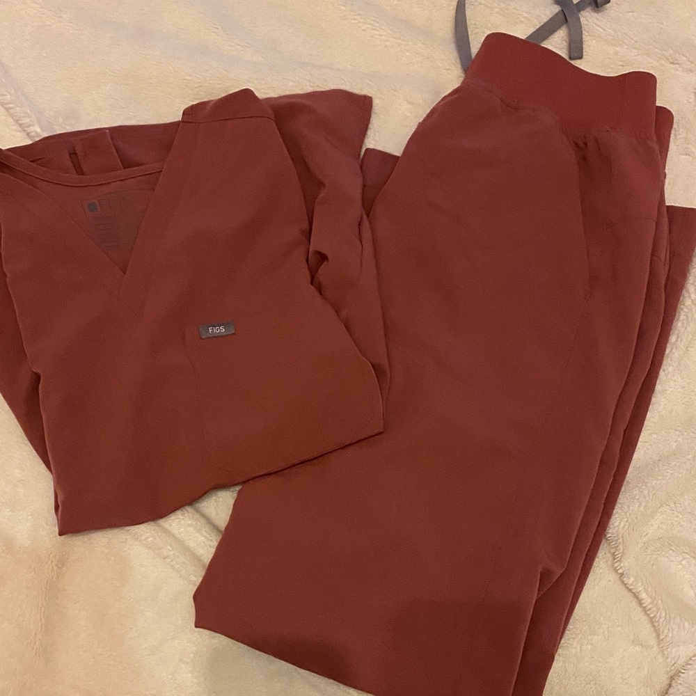 Figs Catarina top and Isabel bottom in mauve both size medium